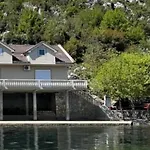Lakeside House بودغوريتْسا