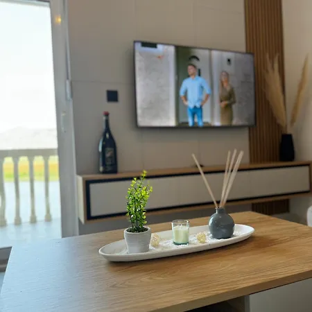 Daire Lakeside House