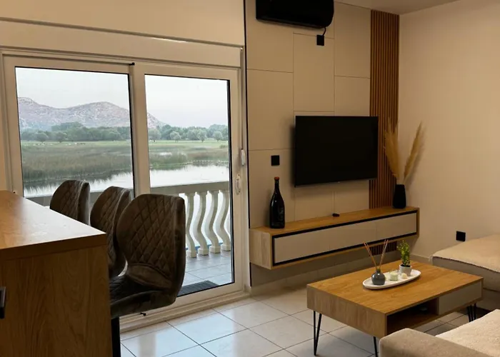 Lakeside House Apartment *